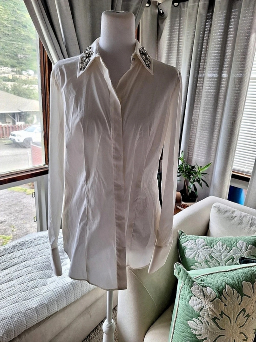 BCBGMAXAZRIA Embellished Collar Top in White Size 6 Like New